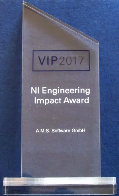 Glastrophäe des NI Engineering Impact Adward VIP 2017.
